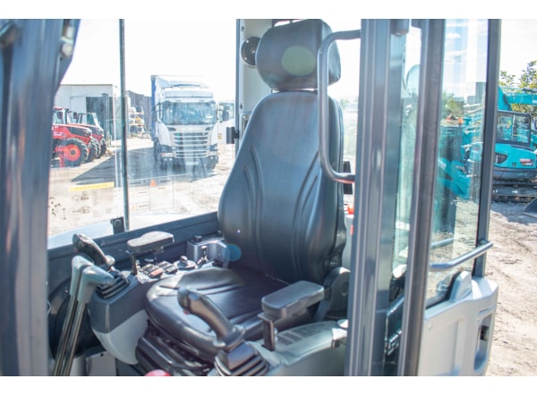 Midiexcavator SUNWARD 60 uf DISPONIBIL PENTRU INCHIRIERE de vanzare
